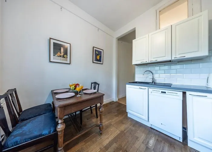 Apartment Center, High Ceilings, 75m2 2br Free Parking *