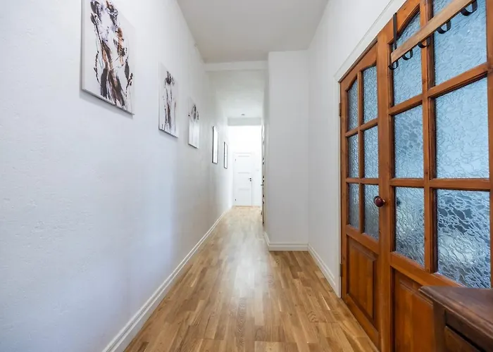 Center, High Ceilings, 75m2 2br Free Parking アパート タリン