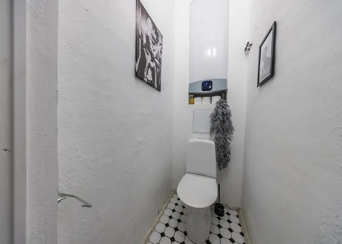 Center, High Ceilings, 75m2 2br Free Parking Lägenhet *